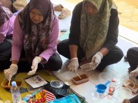KKN UNS Melaksanakan Praktik Pemanfaatan Minyak Jelantah Menjadi Sabun Cuci Ramah Lingkungan